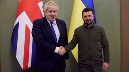 Επικοινωνία Ζελένσκι - Τζόνσον: Συζήτησαν για μια &quot;νέα φάση&quot; στρατιωτικής βοήθειας με προμήθεια βαρέων όπλων