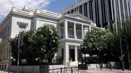 Οδηγίες του ΥΠΕΞ στους Έλληνες στην Ουκρανία: &quot;Να είστε σε επαφή με την πρεσβεία στο Κίεβο&quot;