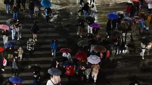 Δήμος Αθηναίων: Αναβολή της "Νύχτας των Ευχών" στην πλατεία Κοτζιά λόγω κακοκαιρίας