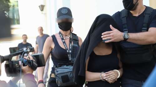 Πολυτεχνειούπολη: Η ανθυπαστυνόμος συνόδευε την Έφη Κακαράντζουλα, όταν συνελήφθη για την επίθεση με βιτριόλι [Εικόνες]