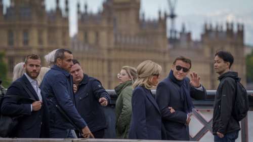 Κηδεία Ελισάβετ: Εξόργισε τους Γάλλους η... τουριστική εμφάνιση Εμανουέλ και Μπριζίτ Μακρόν με αθλητικά παπούτσια