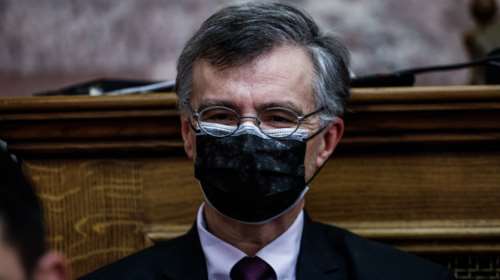 Σωτήρης Τσιόδρας: Το μυστήριο με τη &quot;διπλή&quot; μάσκα στη Βουλή [Εικόνες]