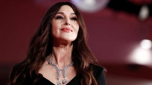 Μόνικα Μπελούτσι: Μια Ιταλίδα θεά που τρώει pasta και πίνει κρασί- Εκθαμβωτική με καμπύλες και αληθινή ομορφιά