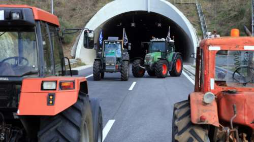 Βγήκαν τα πρώτα "μαχαίρια" για το 2026 ανάμεσα σε ΝΔ και ΠΑΣΟΚ: Πόλεμος ανακοινώσεων για τους αγρότες