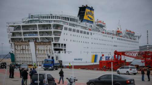 Στήθηκε η ειδική τέντα έξω από το πλοίο &quot;Ελ. Βενιζέλος&quot; στον Πειραιά - Τι θα γίνει με τα 119 κρούσματα [εικόνες]