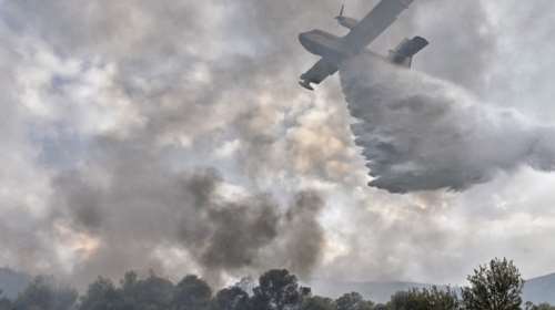 Σε εξέλιξη η φωτιά στην Αχαΐα: Επιχειρούν δύο Canadair στο Κυπαρίσσι - Καλύτερη εικόνα στη Βελά Αιγιάλειας