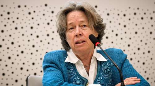 Τα &quot;μασάει&quot; η Αθηνά Λινού για τη Θεία Κοινωνία: Το κουταλάκι είναι θέμα πίστης και απόφαση του Πατριαρχείου