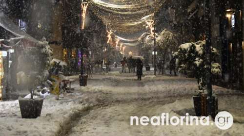 Στα λευκά ντύθηκε η Φλώρινα: Πυκνή χιονόπτωση και στο κέντρο της πόλης, με προβλήματα η κυκλοφορία [εικόνες-βίντεο]