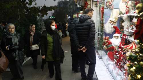 Χριστούγεννα και στο Ιράν: Η Τεχεράνη έβαλε τα γιορτινά της με στολίδια και Άγιο Βασίλης στους δρόμους [εικόνες]