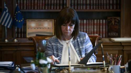 &quot;Κηραλοιφή&quot; η δήθεν αποκάλυψη Βελόπουλου ότι δεν υπάρχει ελληνική σημαία στο Προεδρικό Μέγαρο - Τι απάντησε η Σακελλαροπούλου