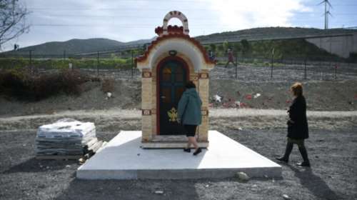 Συγκίνηση στα Τέμπη: Στήθηκε εικονοστάσι στο σημείο του πολύνεκρου δυστυχήματος [εικόνες]