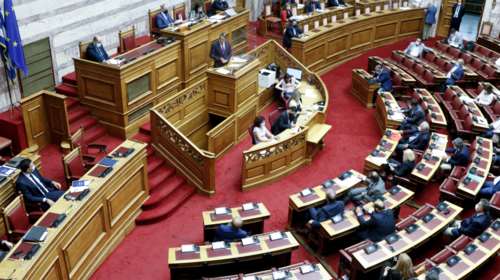 Βουλή: Στην Ολομέλεια η αναστολή της ρήτρας αναπροσαρμογής και το πλαφόν στη χονδρική