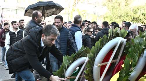 Επεισοδιακή κατάθεση στεφάνου Ανδρουλάκη στο Πολυτεχνείο: Του πέταξαν καφέδες, άνοιξαν ομπρέλες [εικόνες - βίντεο]