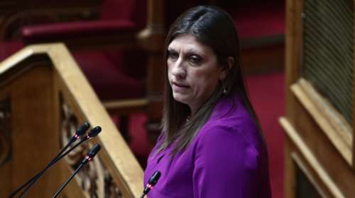 Απίστευτο &quot;σόου&quot; Κωνσταντοπούλου στη Βουλή: &quot;Διάβαζε&quot; μία προς μία τις 205 διατάξεις του νομοσχεδίου για να δει τι θα ψηφίσει!