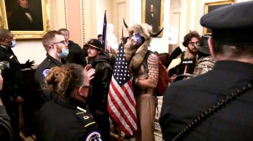 Οι οπαδοί του Τραμπ και το κίνημα QAnon: Ακροδεξιοί συνωμοσιολόγοι που πιστεύουν ότι παιδεραστές κυβερνούν τον κόσμο