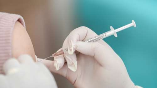 Κορονοϊός: Πώς τα fake news για τα εμβόλια δημιούργησαν το κίνημα του "καθαρού αίματος"