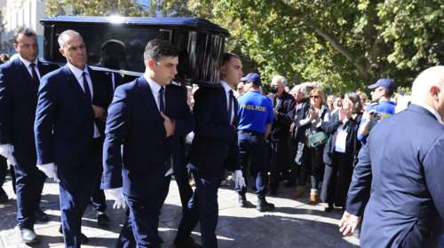 Αντίο &quot;Νιόνιο&quot;: Όλα όσα έγιναν στο ύστατο χαίρε στον σπουδαίο Διονύση Σαββόπουλο σε 158 δευτερόλεπτα [βίντεο]