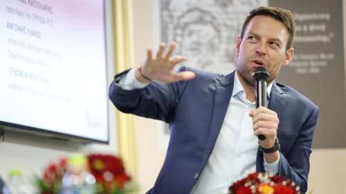Ο Κασσελάκης το έκανε ξανά: "Πρέπει να φύγω, ευχαριστώ πολύ" είπε στην παρουσίαση βιβλίου και τούς άφησε σύξυλους