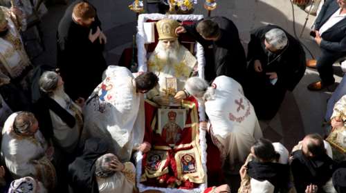 Ανεκδιήγητοι και στο Μαυροβούνιο: Φιλούσαν το χέρι του νεκρού Μητροπολίτη που πέθανε από κορονοϊό