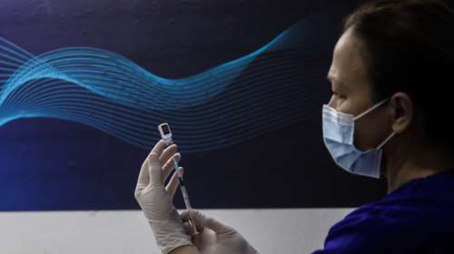 Πρόβλημα: Η Ευρώπη ξεμένει από εμβόλια - Μειώνει την παραγωγή και η AstraZenneca μετά την Pfizer