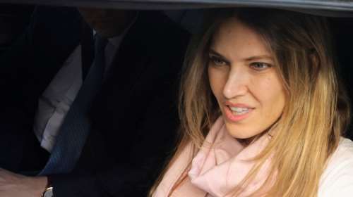 Η Εύα Καϊλή βγάζει το ηλεκτρονικό βραχιολάκι - Ελεύθερη με περιοριστικούς όρους