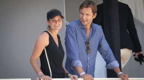 Ινκόγκνιτο στη Μύκονο η Αθηνά Ωνάση: Έφτασε στο αεροδρόμιο καλυμμένη με μαντήλι μαζί με την παρέα της