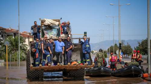 Λάρισα: Με εκσκαφείς και μπουλντόζες απομακρύνουν τους κατοίκους από τις πλημμυρισμένες περιοχές [βίντεο]