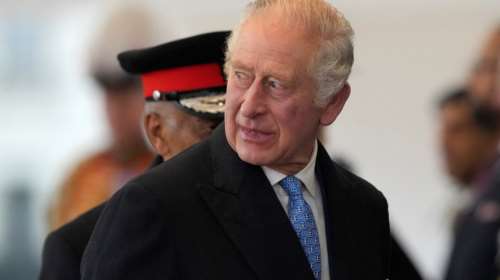 Ο βασιλιάς Κάρολος φόρεσε γραβάτα με ελληνικές σημαίες σε επίσημη εμφάνιση - Η σχέση του με την Ελλάδα