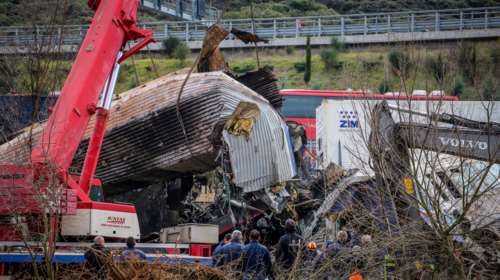 Τέμπη: &quot;Μια οικογένεια έχει χάσει δύο κόρες 20 χρονών&quot; - Σοκαριστικές περιγραφές από το σημείο της τραγωδίας