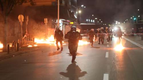 Πολυτεχνείο: Ειρηνική η μεγάλη πορεία στην Αθήνα - Επεισόδια και μολότοφ στη Θεσσαλονίκη [εικόνες]