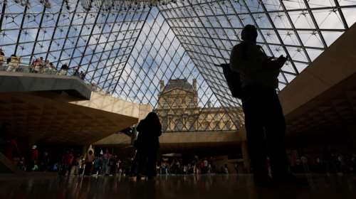 Ληστεία στο Λούβρο: Προφυλακίστηκε 38χρονη - Δηλώνει άγνοια