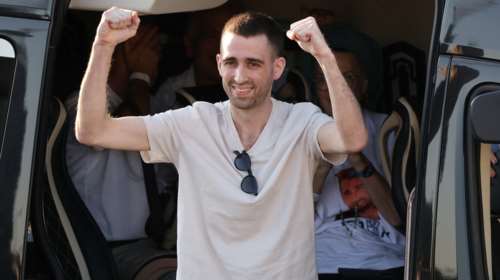 Σοκάρουν οι μαρτυρίες των ομήρων της Χαμάς: Για δύο χρόνια σε ένα κελί ίσα με το ύψος του, ξυλοκοπημένος και αλυσοδεμένος