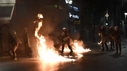 Επεισόδια στο Σύνταγμα: Μολότοφ και κρότου λάμψης - Καταγγελίες για αδιάκριτη χρήση χημικών σε διαδηλωτές [βίντεο]
