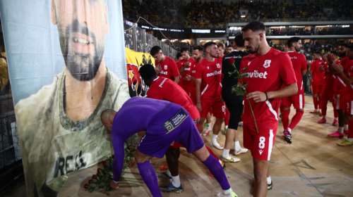 ΑΕΚ-Πανσερραϊκός: Οι φιλοξενούμενοι άφησαν λουλούδια στη φωτογραφία του στο γήπεδο [εικόνες, βίντεο]