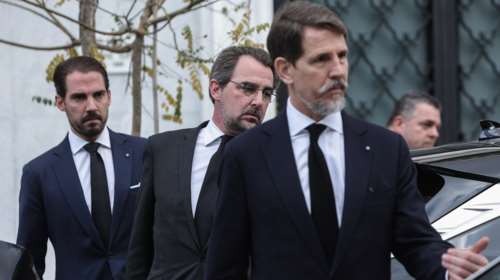 Γιατί ΠΑΣΟΚ και ΣΥΡΙΖΑ έχουν ενστάσεις για το επώνυμο &quot;Ντε Γκρες&quot; της τέως βασιλικής οικογένειας