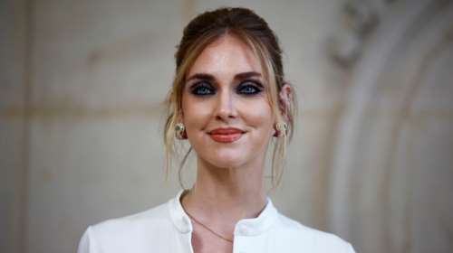 Κιάρα Φεράνι: Στιλάτη στο Παρίσι με κρουαζέ φόρεμα Dior και αιχμηρά αξεσουάρ