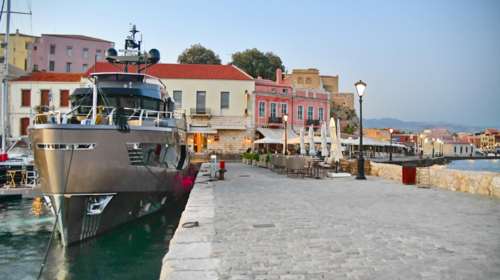 Μεγιστάνας ο ιδιοκτήτης της χρυσής θαλαμηγού στο λιμάνι των Χανίων [εικόνες και βίντεο]