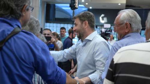 Ανδρουλάκης τρολάρει Μητσοτάκη: Πρέπει να πήγε διακοπές στην... Ψίμυθο για να τα βλέπει όλα καλύτερα