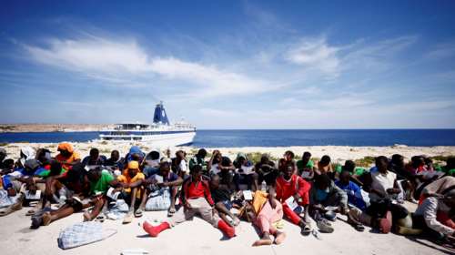 Λαμπεντούζα: Στους 3.800 οι μετανάστες και πρόσφυγες - Μεγάλη επιχείρηση μεταφοράς σε άλλες περιοχές της Ιταλίας