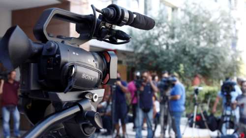 Βολές κατά της κυβέρνησης από ΣΥΡΙΖΑ - ΚΚΕ για το &quot;πάγωμα&quot; της δόσης των καναλιών για τις άδειες