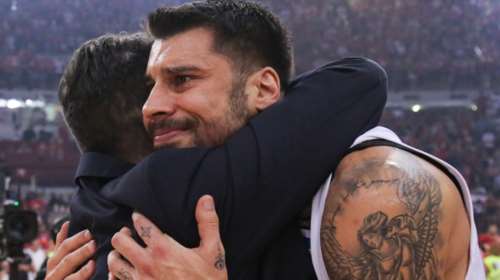 Αποθεώθηκε ο Γιώργος Πρίντεζης στο ΣΕΦ: Συγκινημένος ανακοίνωσε το τέλος της καριέρας του [βίντεο]