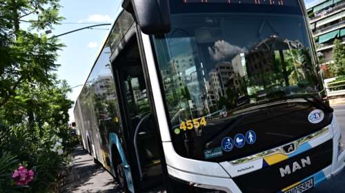 Συνελήφθη άνδρας που κυκλοφορούσε με τσεκούρι μέσα σε λεωφορείο στο κέντρο της Αθήνας - Ενοχλούσε τους επιβάτες