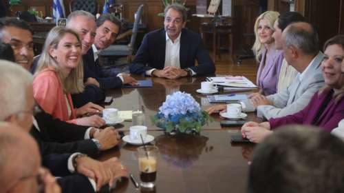 Το &quot;κρύο&quot; αστειάκι του βουλευτή της ΝΔ και τα &quot;σέξι δυτικά&quot; - Οι ατάκες στη σύσκεψη με τον Μητσοτάκη στη Θεσσαλονίκη