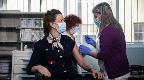 Εμβόλια: Εκνευρισμός στην Ευρώπη για τις καθυστερήσεις της Pfizer- Πιέζει ο Μητσοτάκης για άδεια στην AstraZeneca και πιστοποιητικό