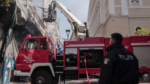 Ένας νεκρός από πυρκαγιά σε εγκαταλελειμμένο κτίριο στο κέντρο της Αθήνας