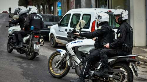 Μενίδι: Αυτοκίνητο εμβόλισε μηχανή αστυνομικών της ομάδας ΔΙΑΣ