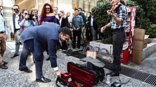 Περιοδεία Τσίπρα στο Χαλάνδρι - ΄Εδωσε λεφτά σε μουσικό του δρόμου: "Οι γαλάζιες ακρίδες εφορμούν στον δημόσιο πλούτο"