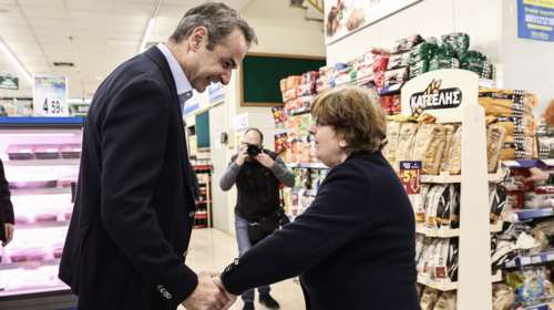 Καρφιά της &quot;Αυγής&quot; σε Μητσοτάκη: Η συμβουλή σε ηλικιωμένη να αγοράσει καλλυντικά επειδή είναι πιο φθηνά [βίντεο]