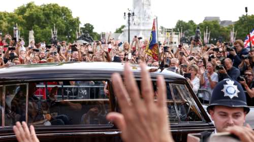 Βασιλιάς Κάρολος: Έφτασε στα Ανάκτορα του Μπάκιγχαμ με τη χαρακτηριστική Rolls-Royce - Χαιρέτησε το πλήθος [βίντεο]