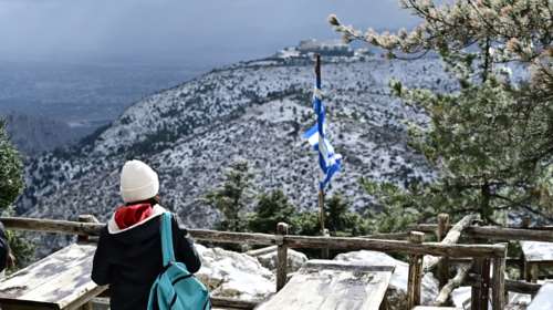 Χιονόπτωση στην Πάρνηθα- Διακοπή κυκλοφορίας από το ύψος του Καζίνο [εικόνες]